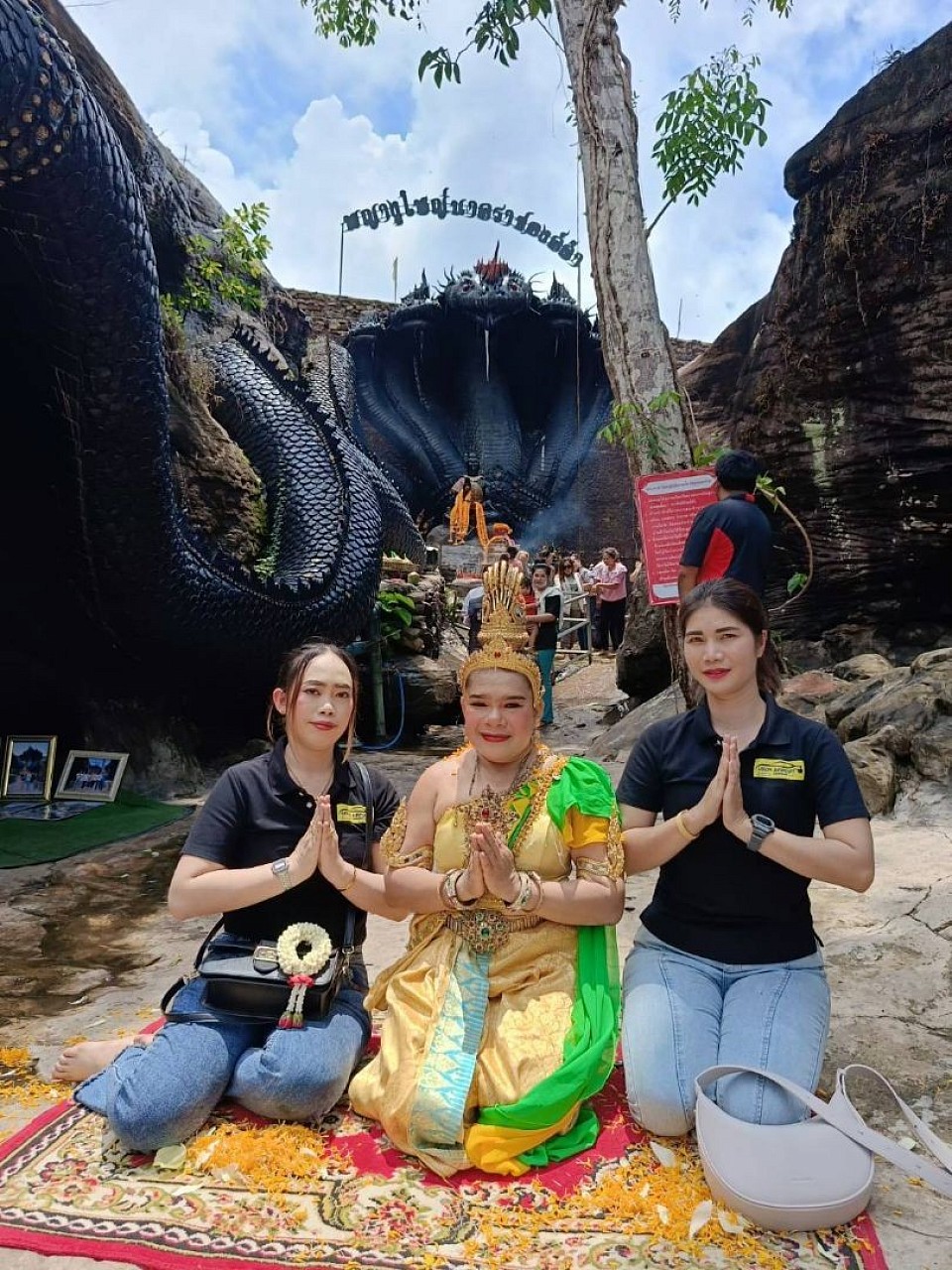 พาลูกค้านำเที่ยวในจังหวัดศรีสะเกษและจังหวัดใกล้เคียง บริการสุดญาติมิตร คนขับมีประสบการณ์ในการขับรถมากกว่า 10 ปี