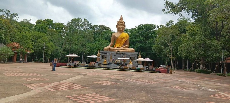 พาลูกค้าจากจังหวัดร้อยเอ็ดไปทำตัวไหว้พระ 9 วัด