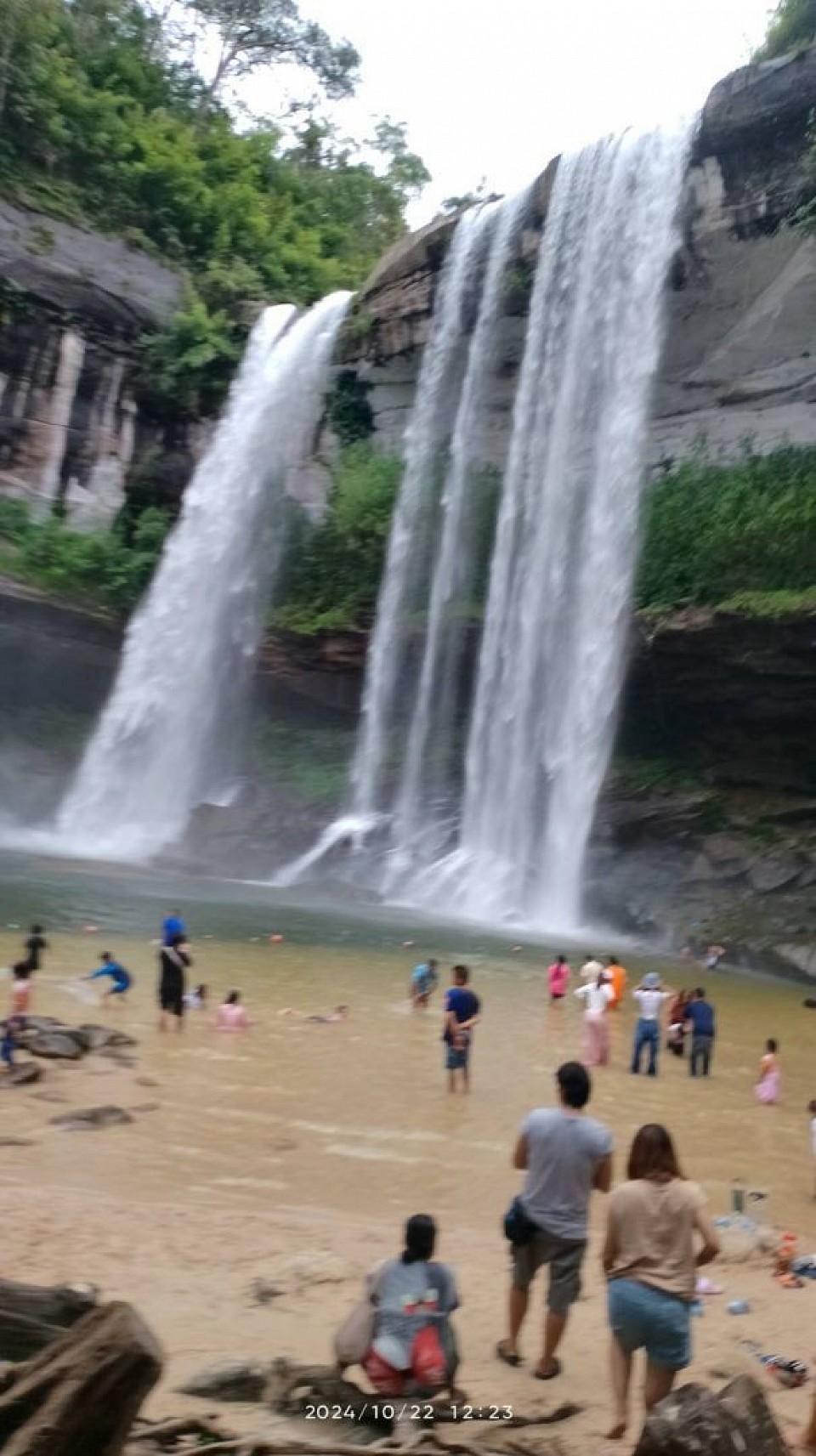 พาลูกค้าท่องเที่ยวน้ำตกในจังหวัดหนองคาย